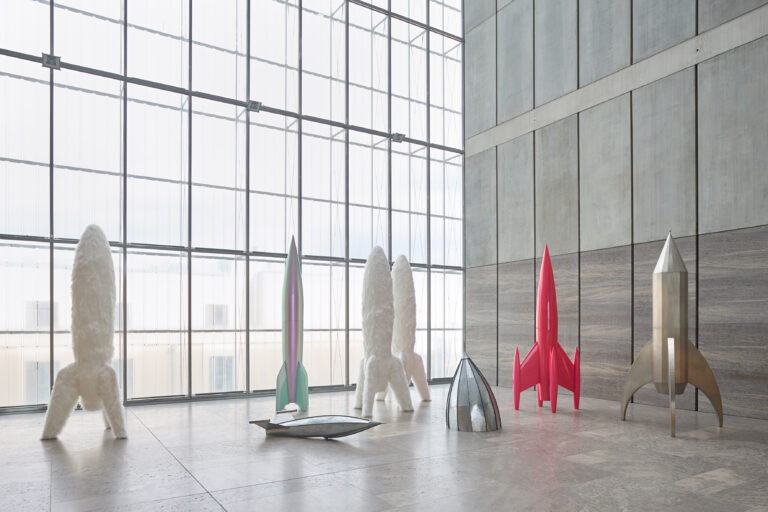 Sylvie Fleury, First Spaceship on Venus, Installationsansicht, 2026, MdbK, © Künstlerin, Courtesy of the artist, Mehdi Chouakri, Berlin, Sprüth Magers und Karma International, Zürich, Foto: PUNCTUM / Alexander Schmidt