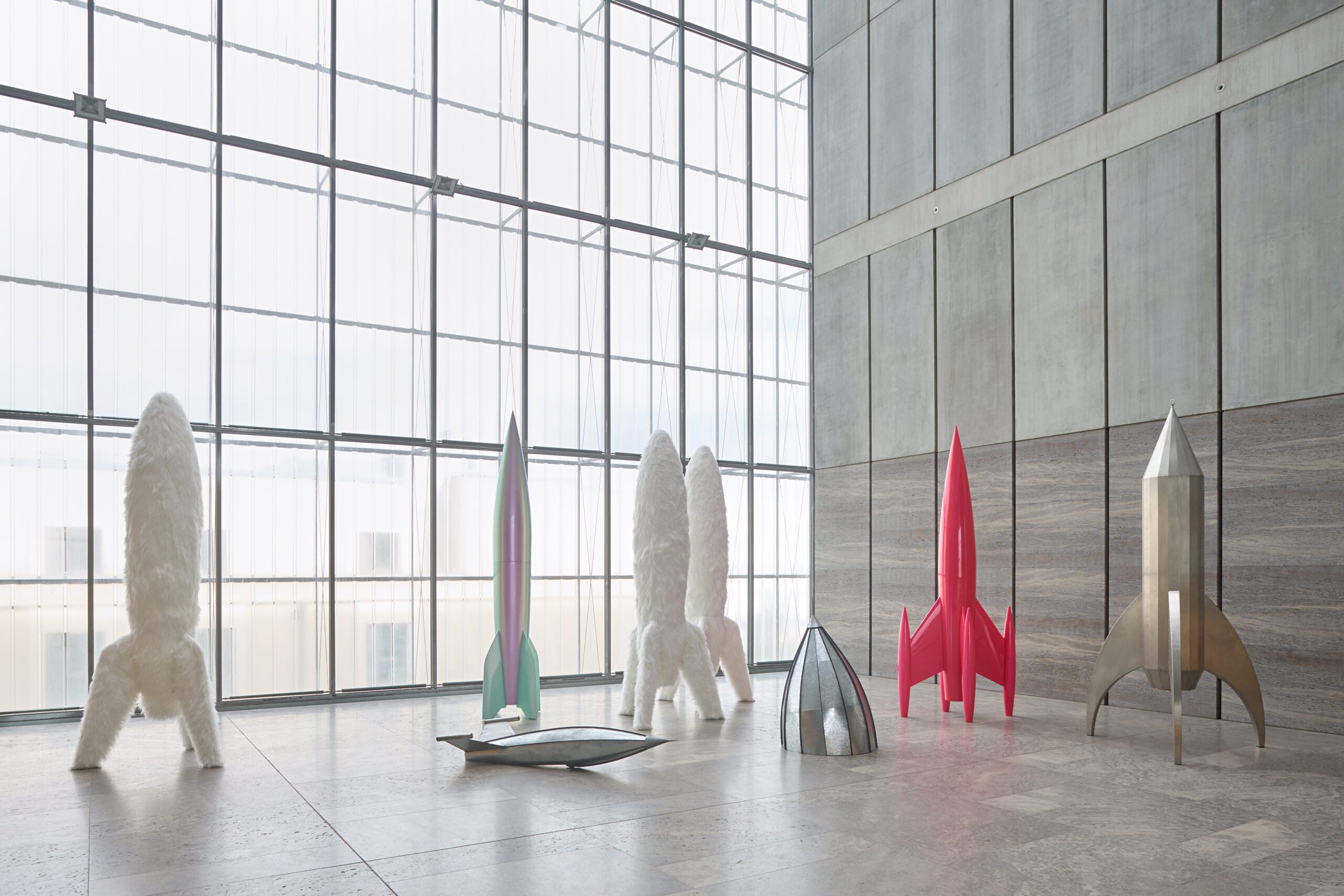 Sylvie Fleury, First Spaceship on Venus, Installationsansicht, 2026, MdbK, © Künstlerin, Courtesy of the artist, Mehdi Chouakri, Berlin, Sprüth Magers und Karma International, Zürich, Foto: PUNCTUM / Alexander Schmidt