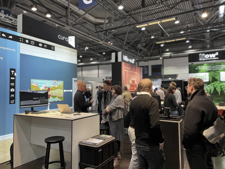 Besucher und Besucherinnen am Stand von cura3D auf der MUTEC Messe im Jahr 2024